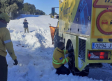Un camión del Infocam, atrapado en la nieve durante el rescate de dos familias de Fuentelahiguera de Albatages (Guadalajara)