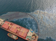 Gibraltar asegura que "está bajo control" la fuga de fueloil del buque semihundido en sus aguas
