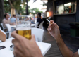 Cataluña prohibirá fumar en las terrazas de los bares