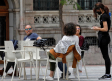 Castilla-La Mancha estudia la posibilidad de prohibir fumar en la calle o en terrazas