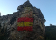 Pintan una bandera de España encima de las pinturas rupestres que aún había en el Peñón del Muerto, en Solana del Pino (Ciudad Real)