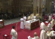 Entre aplausos, así se ha vivido la breve procesión del Corpus Christi en Toledo
