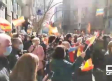 Manifestantes en Génova apoyan a Ayuso y piden la dimisión de Pablo Casado