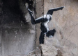 Banksy realiza un grafiti en un edificio en ruinas por la guerra en Ucrania