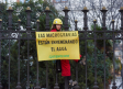 Greenpeace bloquea los accesos al Ministerio de Agricultura para pedir el fin de macrogranjas