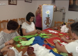 Un grupo de vecinas engalana Valenzuela de Calatrava para sus fiestas