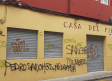 Vandalizan la sede del PSOE de Cuenca con pintadas insultantes hacia Pedro Sánchez