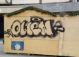 Pintan con grafitis las casetas del mercado navideño de Cuenca