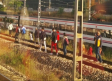 Pasajeros del Cercanías de Guadalajara se bajan de un tren para llegar a Atocha a pie
