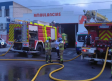 Dos ambulancias calcinadas en el incendio de una nave del polígono de Toledo