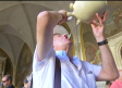 El calor no impide que se cumpla con la tradición de beber agua de los botijos en la Catedral