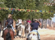 En Cuerva 15 jinetes compiten por coger cintas a caballo