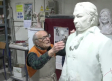 Últimos retoques de Antonio López a la escultura de Goya