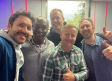 Entrevista al autor de 'El chico Boney M' y Reggie Tsiboe en La Tarde Suena Bien