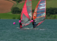 Un embalse de Alarcón, a rebosar de agua, acoge una competición de windsurf y kitesurf
