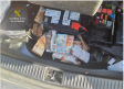 La Guardia Civil interviene en un control de tráfico unos 134.000 euros ocultos en el maletero de un coche