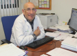 Vicente cuelga su bata blanca