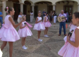 Las danzantas de Mota del Cuervo se enfrentan con ritmo y color