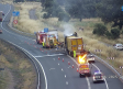 Un camión cargado de pollos muertos se incendia en la A-5, a la altura de Oropesa