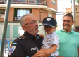 Emotivo encuentro entre el policía y el bebé al que auxilió tras quedar inconsciente por una caída