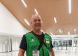 Un vendedor de la Once entrega un cupón con un premio de un millón de euros en Toledo