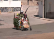 Ganas de pasarlo bien en la carrera de autos locos que se celebra en Mejorada