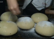 Así elaboran las tortas de mosto en Socuéllamos