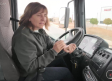 Camionera y agricultora, los dos oficios de Ángeles Martínez