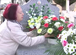 El cementerio de Arenales de San Gregorio recibe a familiares que quieren recordar a sus seres queridos