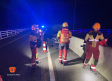 Un conductor cae siete metros por un puente tras chocar su vehículo contra un muro en la A-40