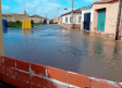 Calles como canales y agua saliendo de los desagües y otros efectos de la crecida del Bullaque en El Robledo