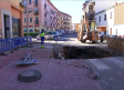 Una retroexcavadora abre un socavón en Talavera por la canalización de la Portiña