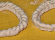Las vecinas del Hito elaboran los tradicionales rolletes de caridad
