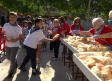 Reparto de panecillos en Puertollano para celebrar el Santo Voto