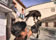 Gabriel y su inseparable águila Keila