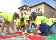 Los Navalmorales se llena de color con las tradicionales alfombras de serrín del Corpus Christi