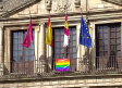 La bandera LGTBI cuelga ya de la fachada del Ayuntamiento de Toledo