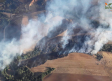El humo de un incendio forestal obliga a cortar la carretera GU-199 en Robledillo de Mohernando