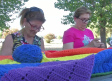 Un grupo de mujeres de Cazalegas teje una bandera arcoíris para el segundo Orgullo de Pueblo