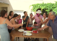 Las familias se reúnen en el pueblo en verano