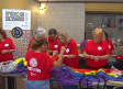 Tejen una bandera arcoiris de ganchillo en Cazalegas para celebrar el orgullo LGTBI