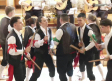 Los danzantes de La Huerce traen la alegría al pueblo tras los desalojos vividos por el incendio