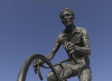 Una placa junto a la estatua de Bahamontes recuerda al ciclista a los tres años de su muerte