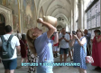 Los toledanos celebran el día de la Virgen del Sagrario bebiendo agua en los botijos de la Catedral