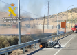 La guardia civil salva la vida a un motorista en llamas y evita un incendio forestal
