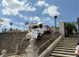 El tren turístico de Toledo se estrella en la Cuesta de Capuchinos