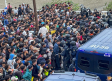 Tensión en Ceuta durante el traslado de más de 4.000 migrantes a un centro con 1.700 plazas