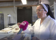 Conocemos a María Dolores, la restauradora que cura documentos centenarios