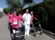 Los mayores, con sillas y andadores, corren contra el cáncer de mama