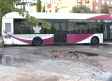El reventón de una tubería provoca cortes y el desvío de líneas de autobús en el polígono de Toledo